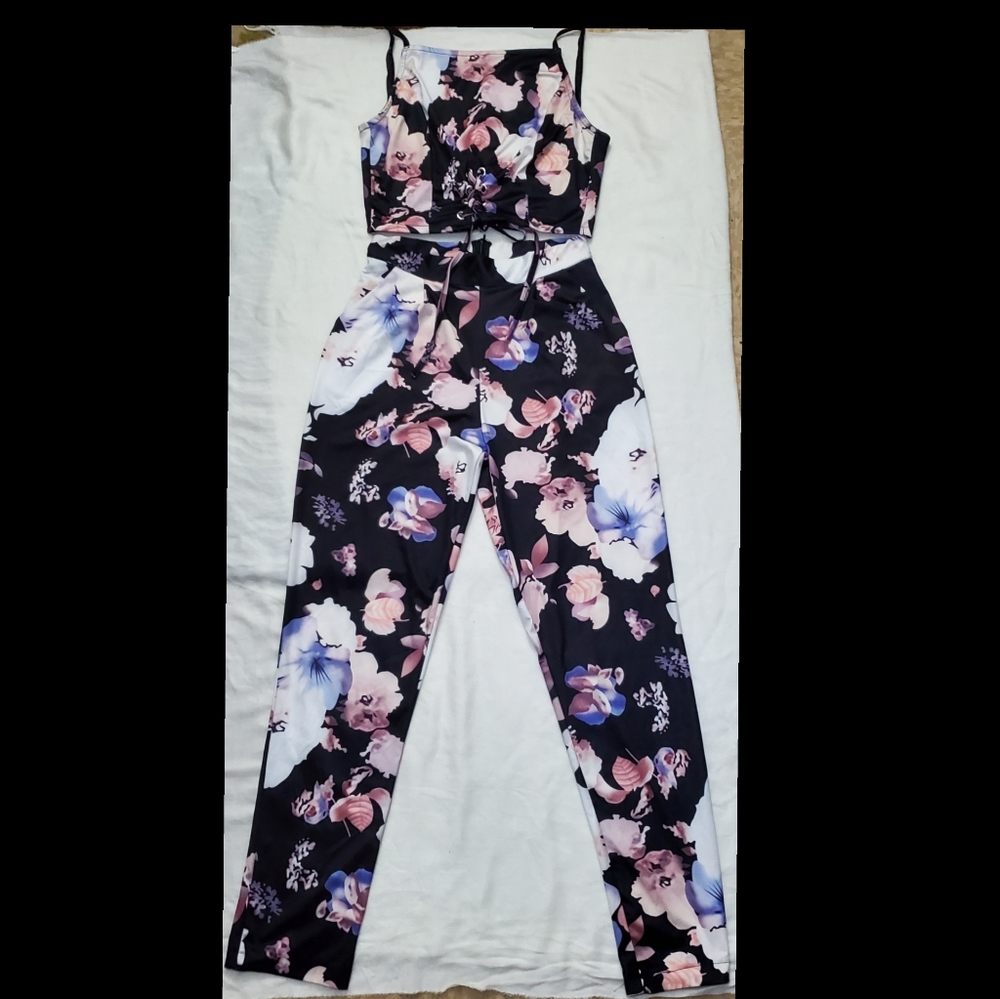 SET OF PANTS AND TOP🌸